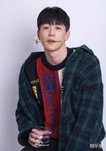边一鸣