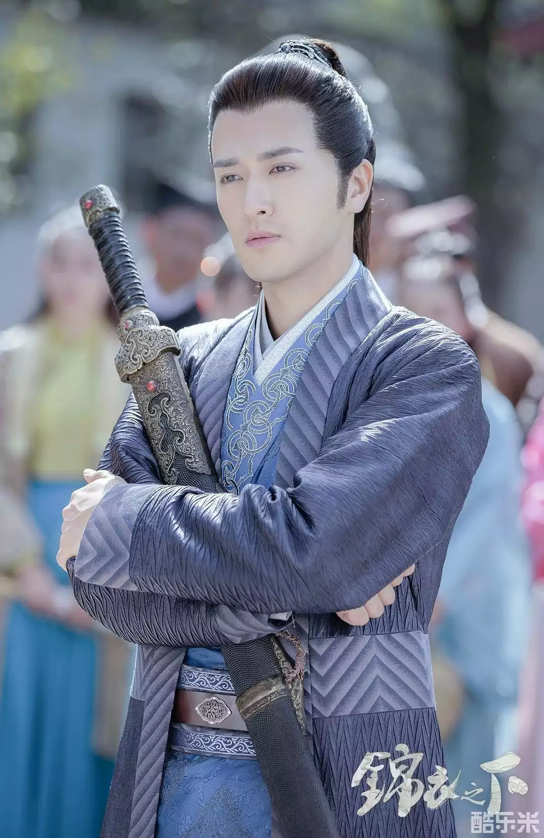 锦衣之下