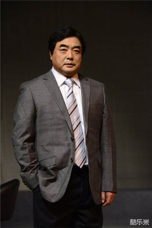 尹伟