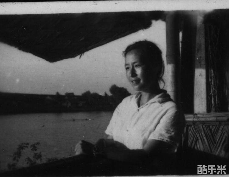 黄素影