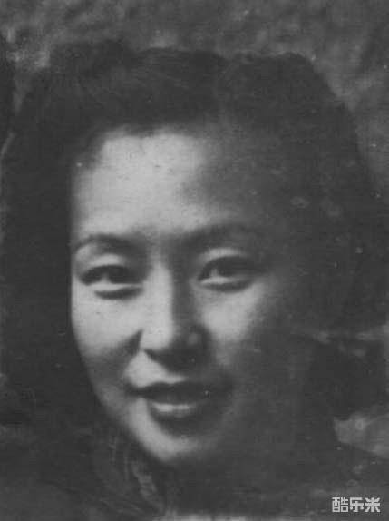 黄素影