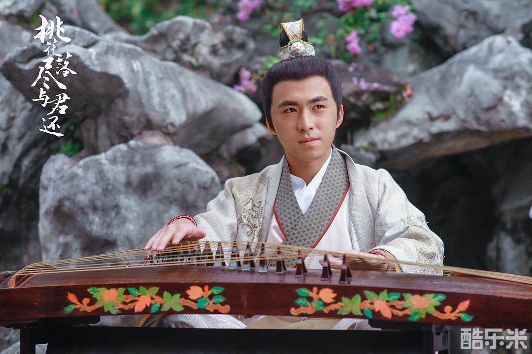 桃花落尽与君还