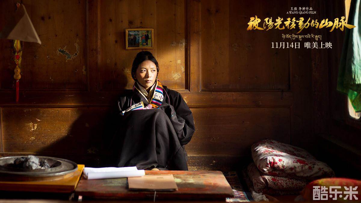 被阳光移动的山脉