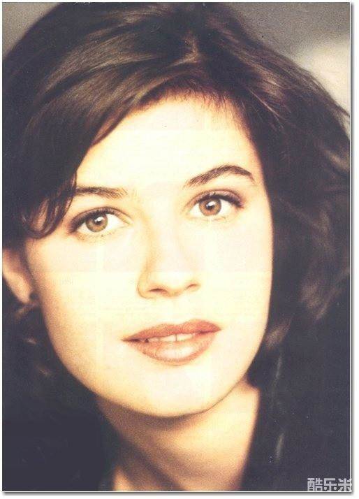 伊莲娜·雅各布