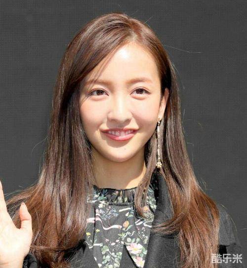 板野友美