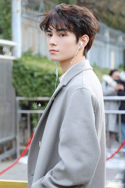 何昶希