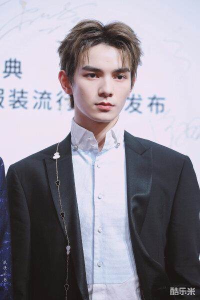 何昶希