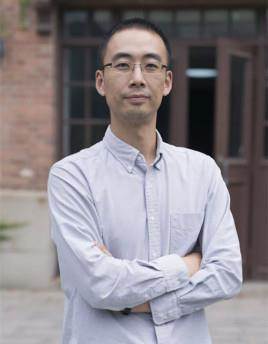 梁君健