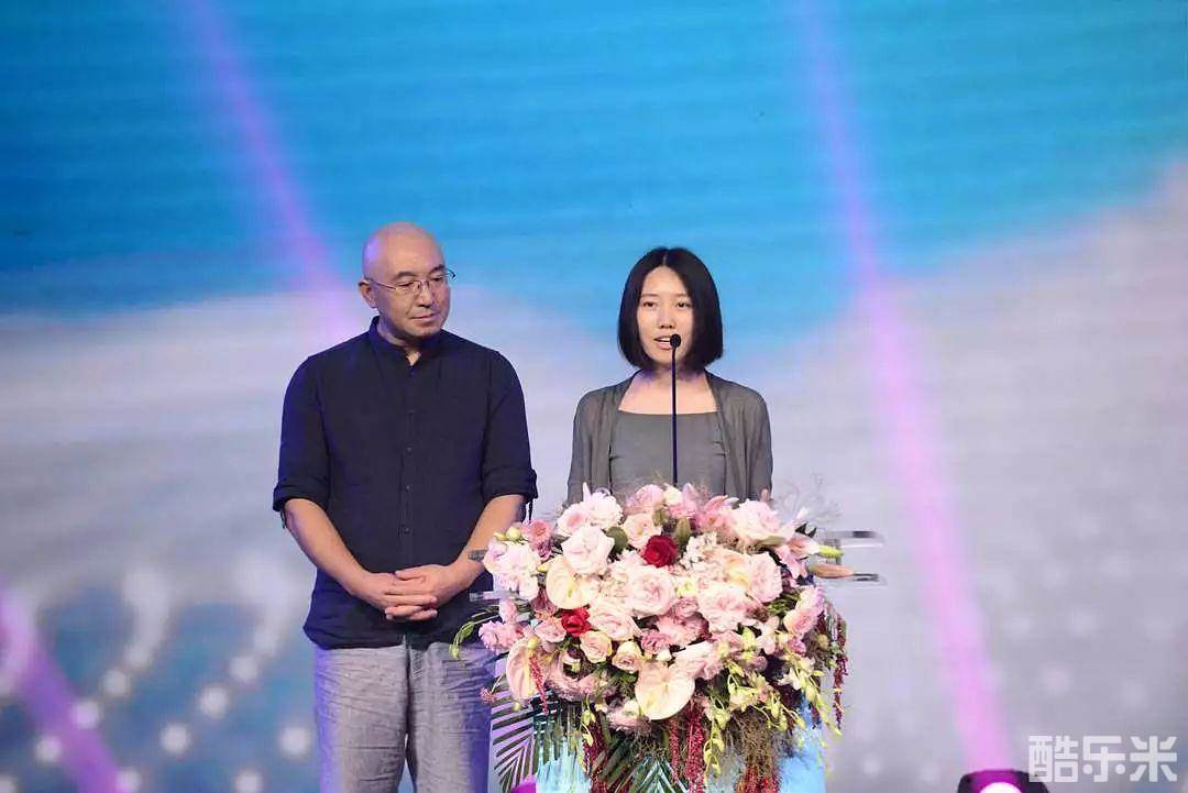 费牖明