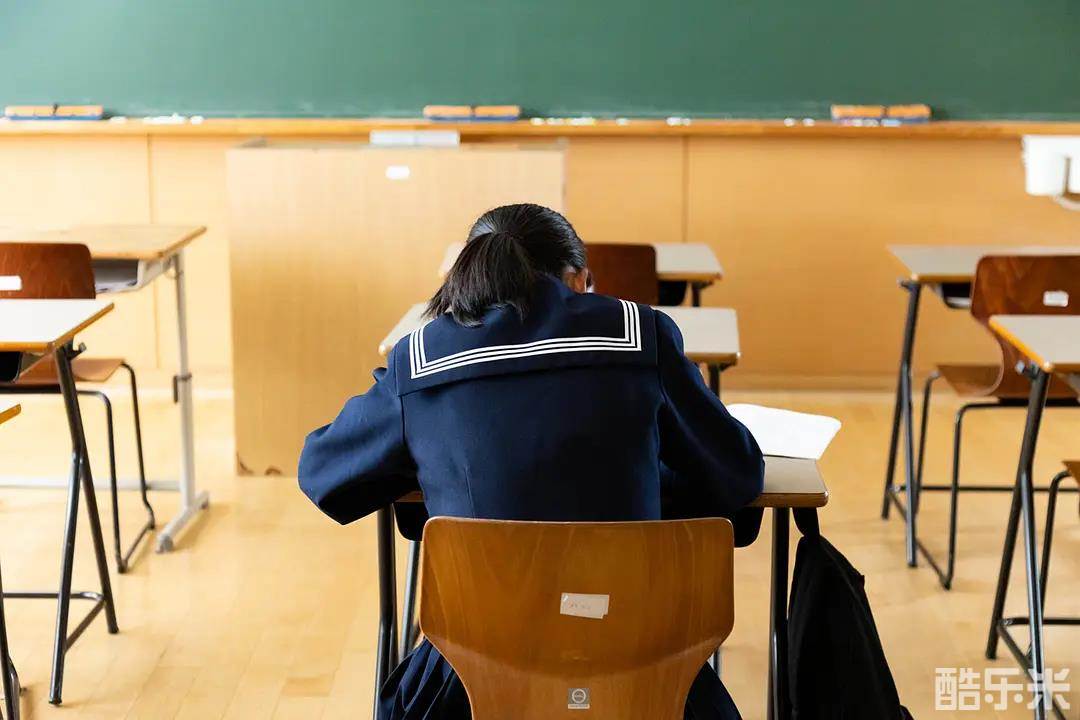 萍水相腐檐廊下