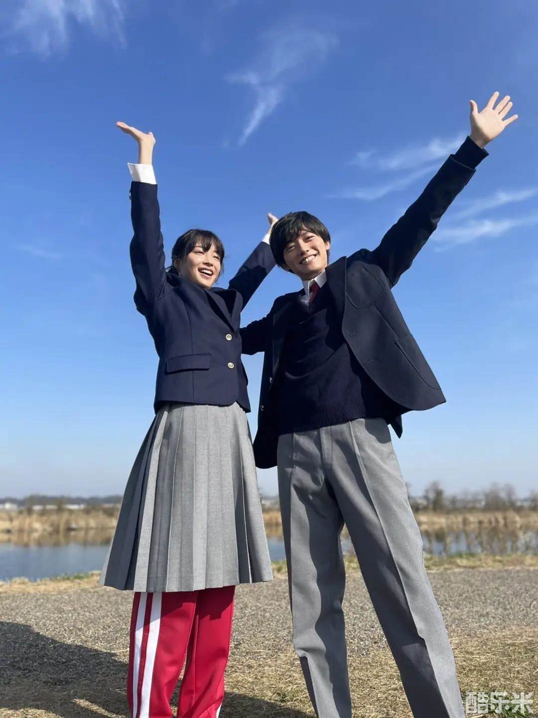 黄昏时分、牵着手