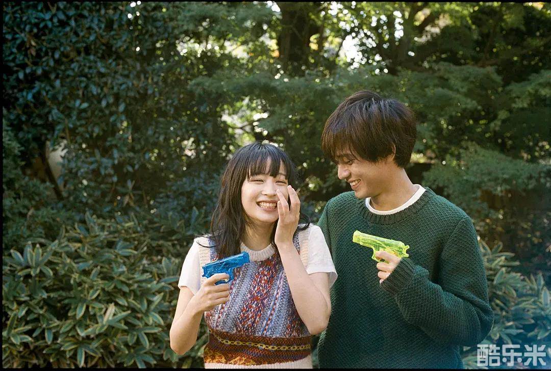 黄昏时分、牵着手