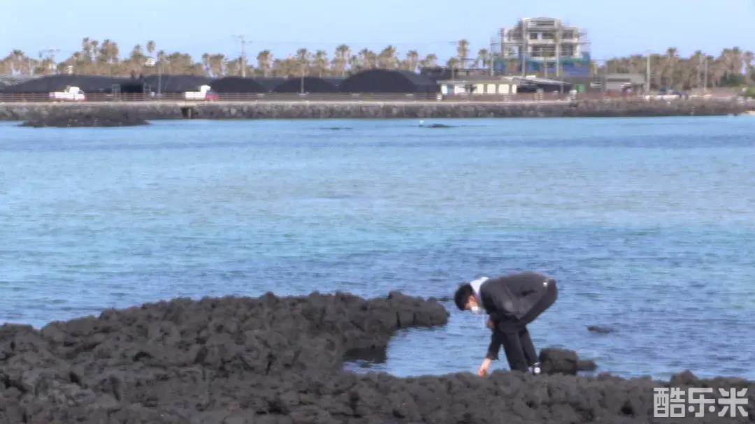 在水中