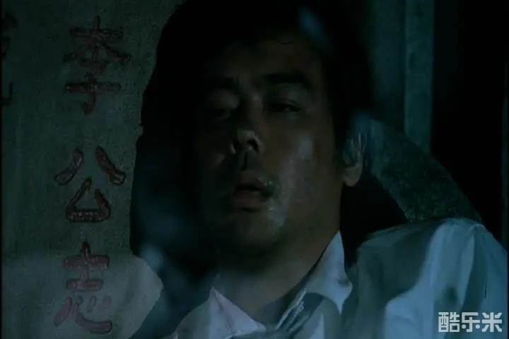 目露凶光