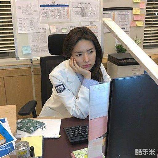何英