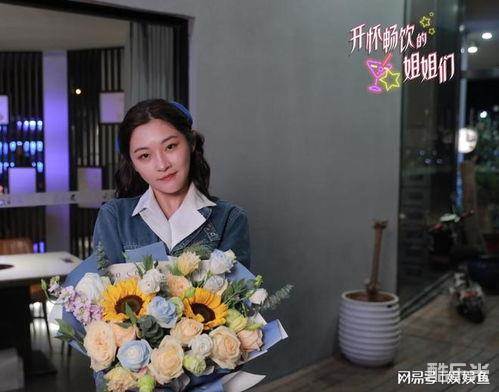举杯畅饮的姐姐们