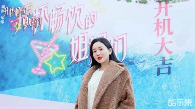 举杯畅饮的姐姐们