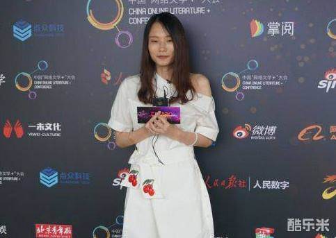 月下蝶影
