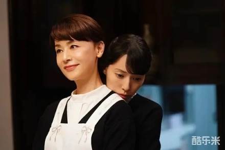 坐推土机的少女