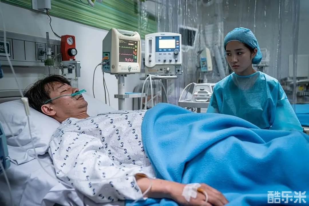 坐推土机的少女