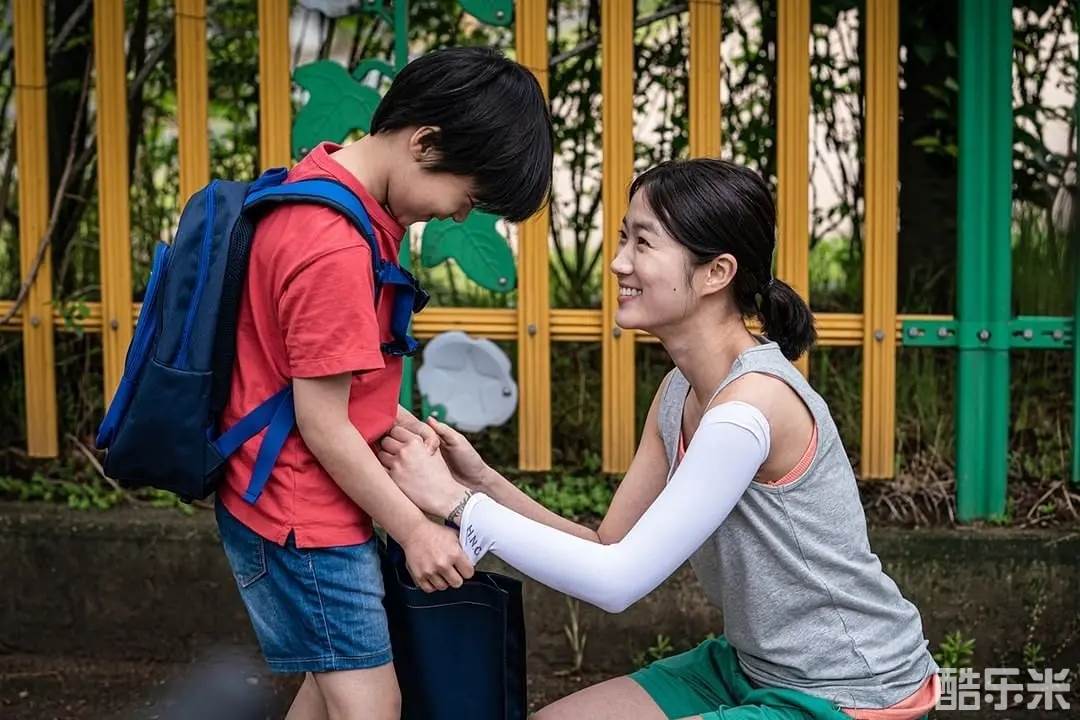 坐推土机的少女