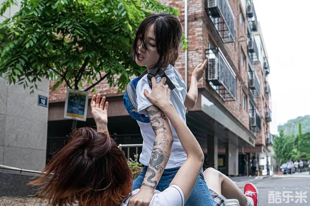 坐推土机的少女