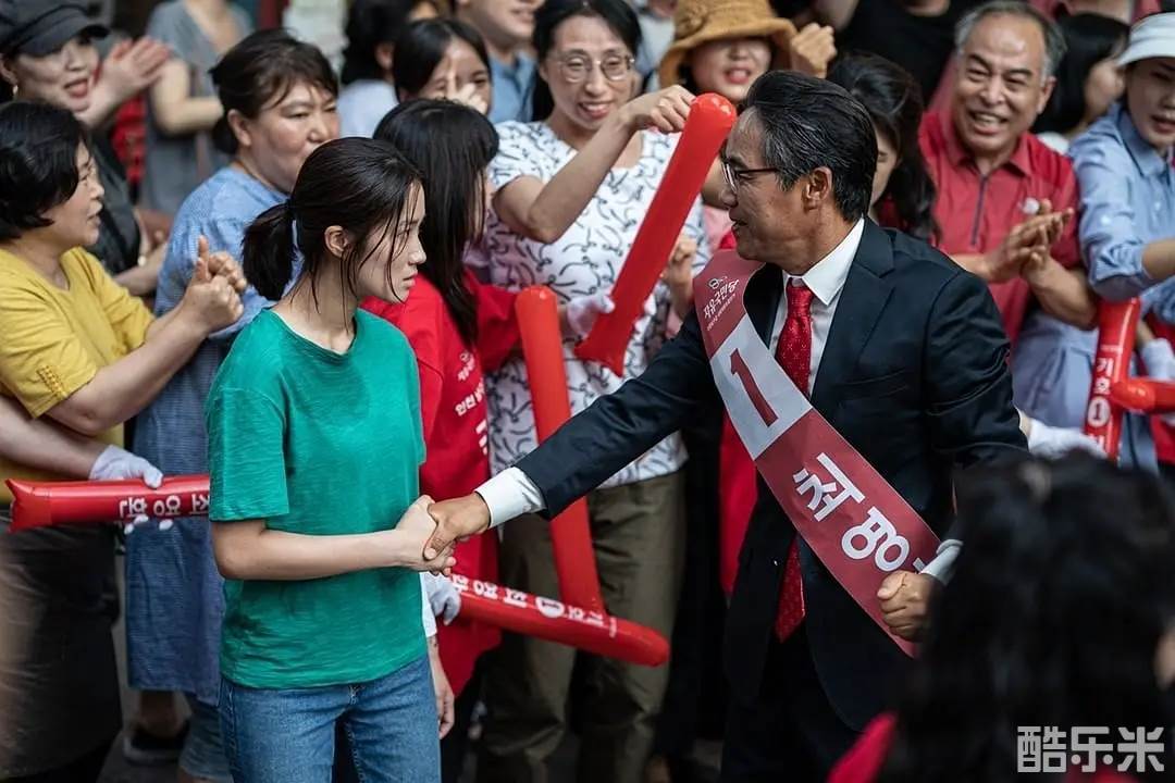 坐推土机的少女