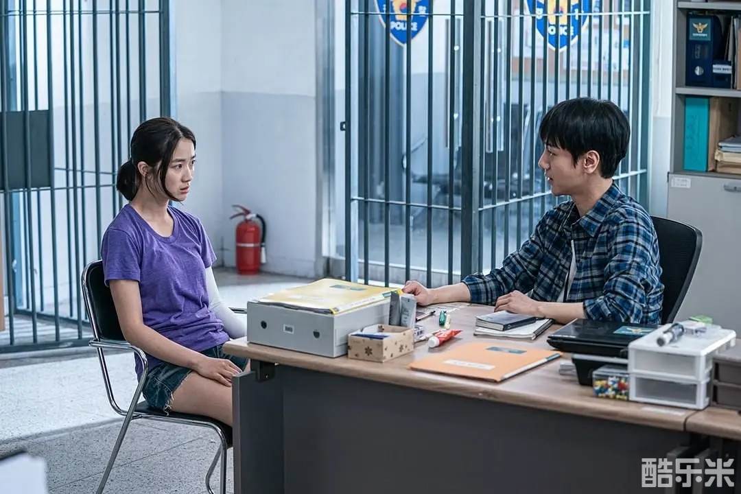 坐推土机的少女