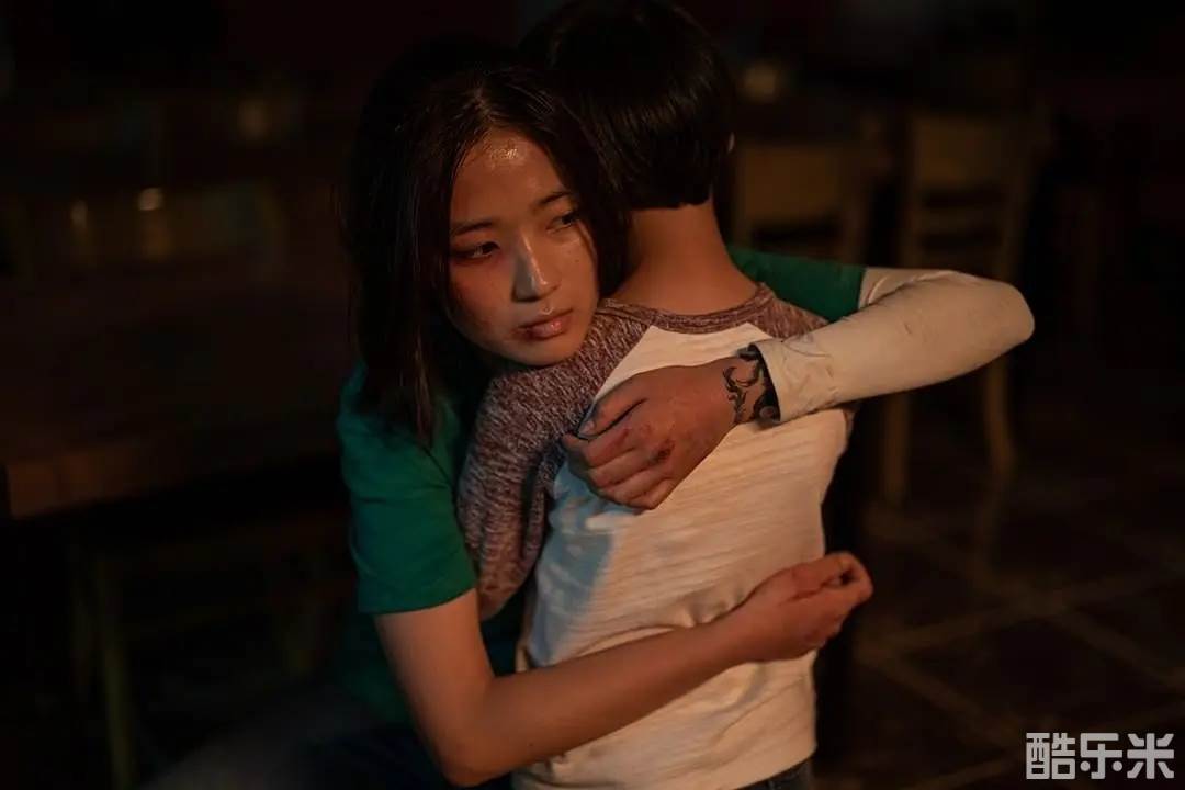 坐推土机的少女